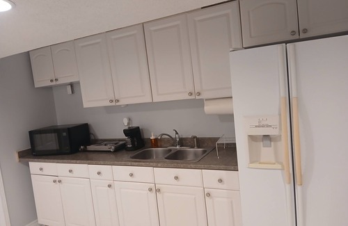 Lisgar Apartamento | furnished basement studio, with1 queen bed, a kitchenette, and 1 bathroom.