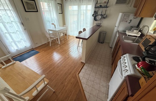 Hyde Park Cabaña | Furnished, stand-alone guest house with private deck, Montrose