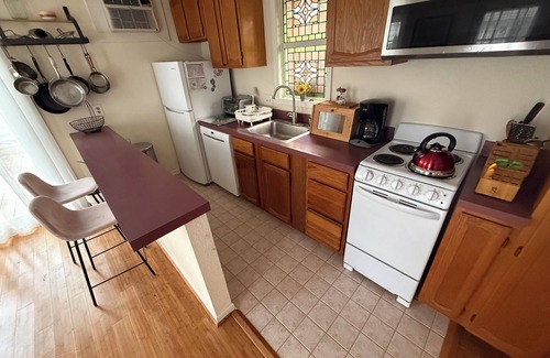 Hyde Park Cabaña | Furnished, stand-alone guest house with private deck, Montrose