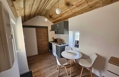 Beaumont-en-Veron Apartamento | Furnished studio with all comforts