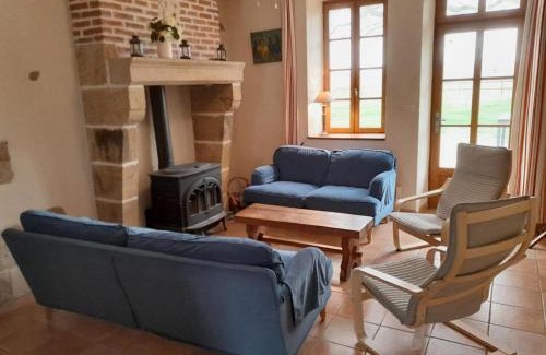 Souvigny Casa | Gîte à la Ferme avec Piscine et Wifi à Souvigny - FR-1-489-231