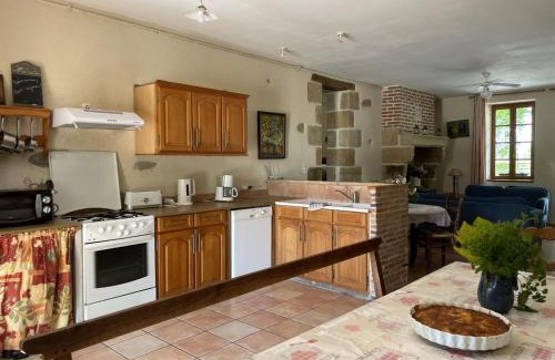 Souvigny Casa | Gîte à la Ferme avec Piscine et Wifi à Souvigny - FR-1-489-231