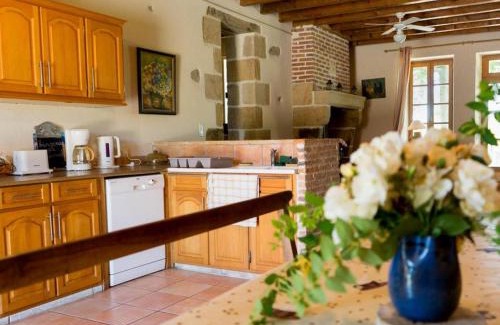 Souvigny Casa | Gîte à la Ferme avec Piscine et Wifi à Souvigny - FR-1-489-231