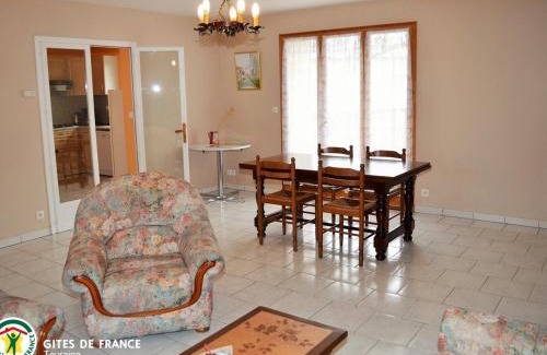 Saint-Laurent-de-Lin Casa | Gîte à Saint-Laurent-de-Lin avec jardin - FR-1-381-501