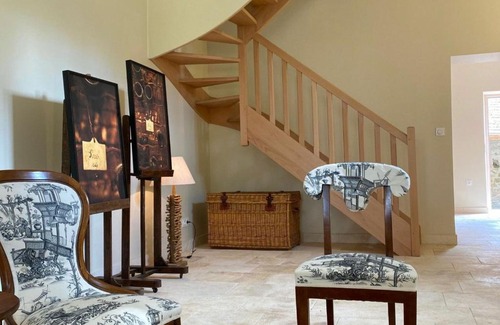 Ainay-le-Vieil Casa | Gîte élégant avec jardin privé, climatisation et parking à Ainay-le-Vieil - FR-1-586-7