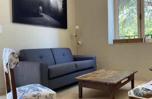 Ainay-le-Vieil Casa | Gîte élégant avec jardin privé, climatisation et parking à Ainay-le-Vieil - FR-1-586-7