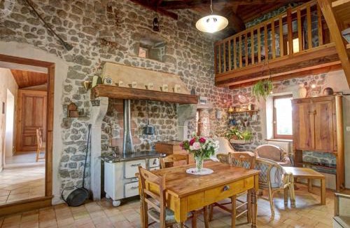 Essertines-en-Chatelneuf Casa | Gîte 6 personnes avec terrasse en pleine nature - FR-1-496-16