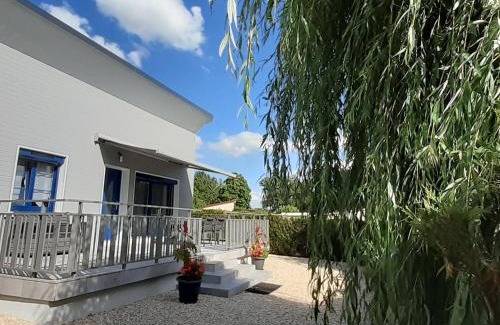 Villegusien-le-Lac Casa | Gîte au bord du lac avec terrasse, idéal pour la famille - FR-1-611A-17