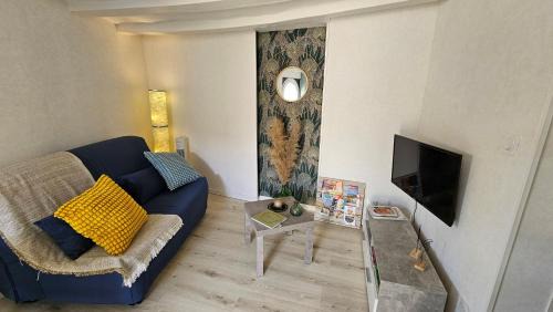 Savigny-en-Veron Casa | Gîte Aux-Enverons