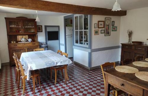 Renaison Casa | Gîte avec cheminée, animaux acceptés, jardin et terrasse à Renaison - FR-1-496-257