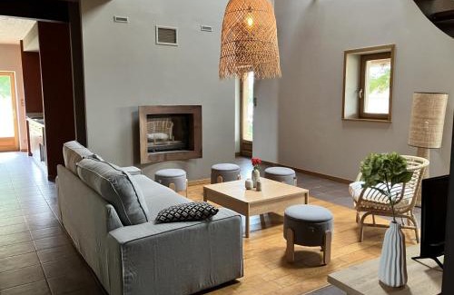 Montbeugny Casa | Gîte Cerf Ailé à Montbeugny, 14 pers, Animaux admis, Wifi - FR-1-489-593