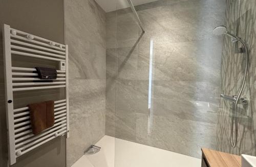 Ebreuil Casa | Gîte contemporain avec jardin privé à Ébreuil - FR-1-489-551