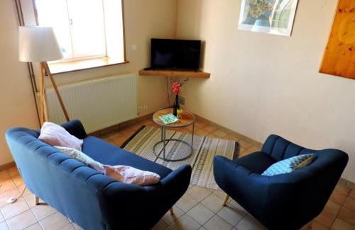 Pralong Casa | Gîte cosy à Pralong avec Internet, jusqu'à 4 personnes - FR-1-496-117