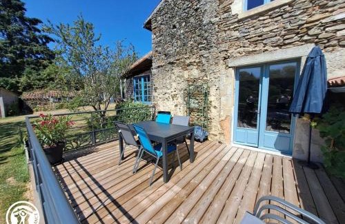Vouvant Casa | Gîte en cité médiévale de Vouvant avec parking privatif, 4 chambres - FR-1-426-590