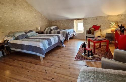 Charroux Casa | Gîte en pierre à Charroux avec piscine, idéal pour familles et amis - FR-1-489-567