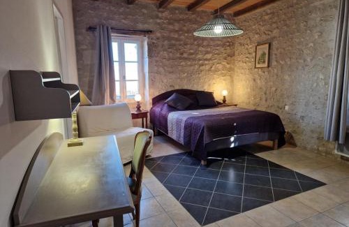 Charroux Casa | Gîte en pierre à Charroux avec piscine, idéal pour familles et amis - FR-1-489-567