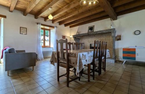 Pinols Casa | Gîte en pierres avec cour et 3 chambres, au cœur d'un village proche de Langeac - FR-1-582-233
