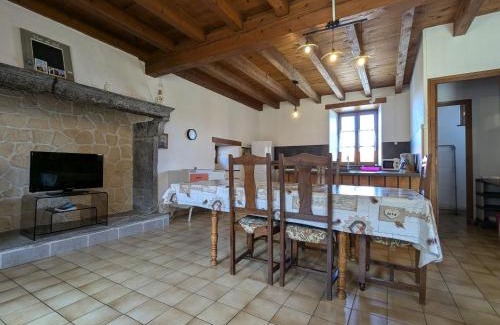 Pinols Casa | Gîte en pierres avec cour et 3 chambres, au cœur d'un village proche de Langeac - FR-1-582-233