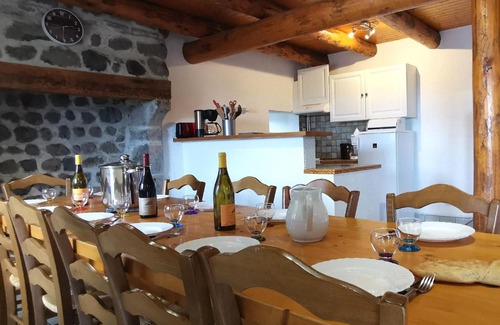 Mezeres Casa | Gîte familial avec cour, ping-pong, proche Lyon et Clermont-Ferrand - FR-1-582-330