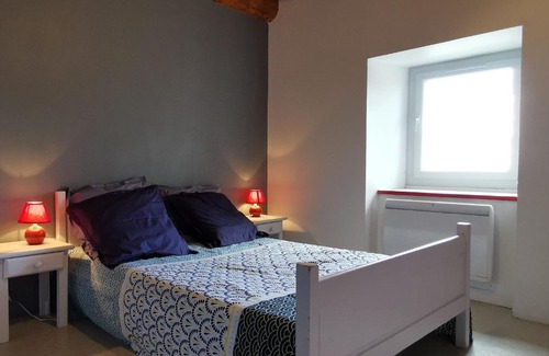 Mezeres Casa | Gîte familial avec cour, ping-pong, proche Lyon et Clermont-Ferrand - FR-1-582-330