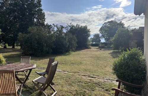Toulon-sur-Allier Casa | Gîte paisible près de Moulins avec jardin, poêle à bois et parking - FR-1-489-463