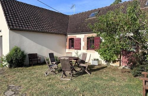 Toulon-sur-Allier Casa | Gîte paisible près de Moulins avec jardin, poêle à bois et parking - FR-1-489-463