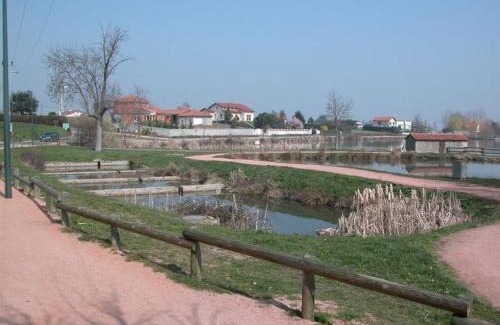 Montbrison Casa | Gîte rustique avec cheminée à Montbrison - FR-1-496-158
