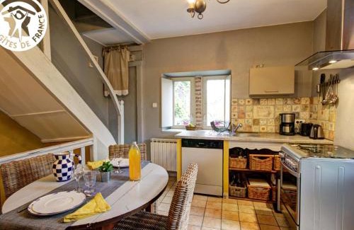 Montbrison Casa | Gîte rustique avec cheminée à Montbrison - FR-1-496-158