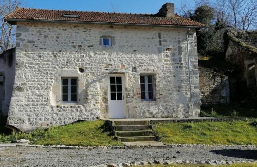 Charroux Casa | Gîte Salamandre : Confort, Authentique, Nature Proche Vichy - FR-1-489-572
