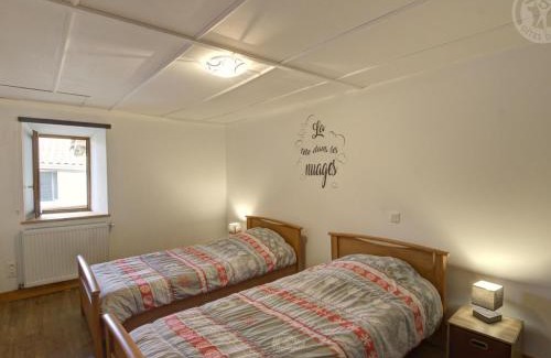 Cremeaux Casa | Gîte spacieux avec terrasse en pleine campagne à Crémaux - FR-1-496-220