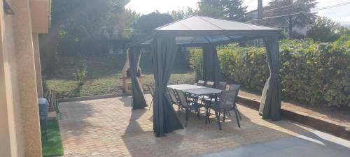 Feyzin Casa | Gîte tout confort à 15 min de Lyon avec jardin privé