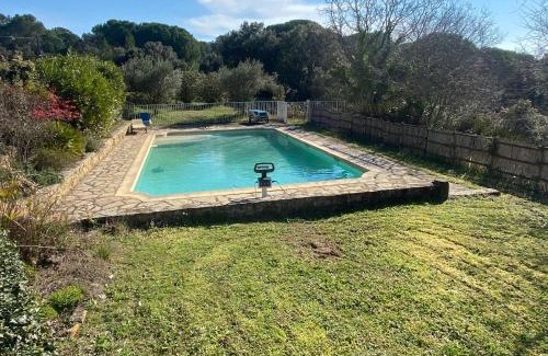 Tresques Casa | Gîtes in Mas Uzes zwembad en grote tuin