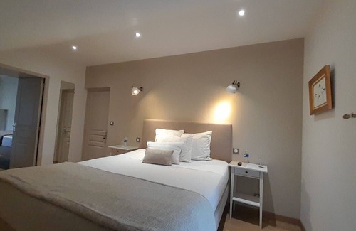 Villers-les-Ormes Cama Y Desayuno | G2: habitación familiar en Domaine de Treuillaud con piscina