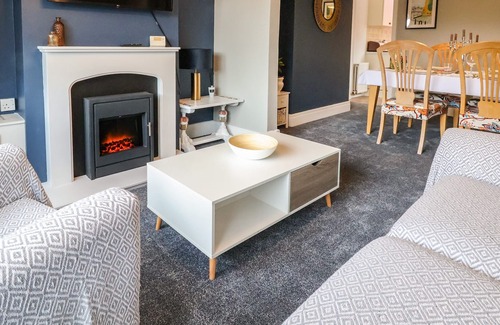 Sandiway Cabaña | GABLES COTTAGE, family friendly, with a garden in Sandiway