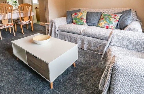Sandiway Cabaña | GABLES COTTAGE, family friendly, with a garden in Sandiway