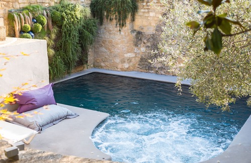 Collias Apartamento | Habitación Galet Rose con piscina compartida, Wi-Fi y aire acondicionado