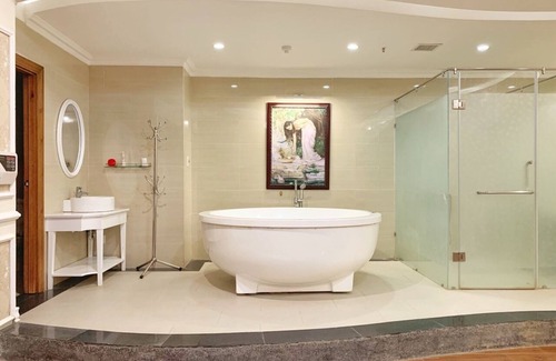 Son Tra Complejo | El GALINA ofrece alojamiento con jardín, bar y zona de piscina privada.