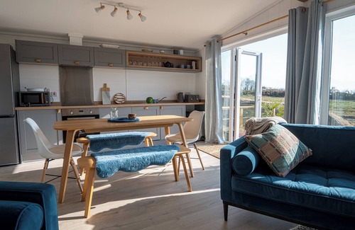 Dwyran Cabaña | Galwad y Mor