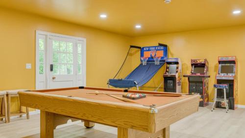 Palenville Casa | Game Farm Villa by AvantStay 10BDR Private Pond Spa Pool Family-Friendly