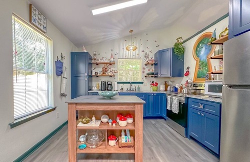 Tallahassee Casa | Game Room-Dogs-Fence yrd- King Bed