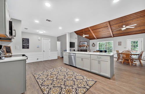 Lake Oconee Casa | GAME ROOM, QUIET COVE & DOCK! LAKEFRONT! SLEEPS 16