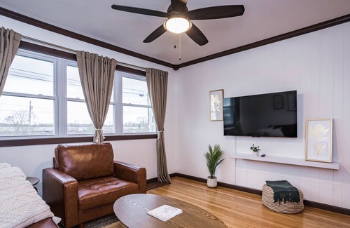 Westside Casa | Game room. Walk to food/beverage. 5 mins to Downtown, Destiny USA, NYS Fair, SU.