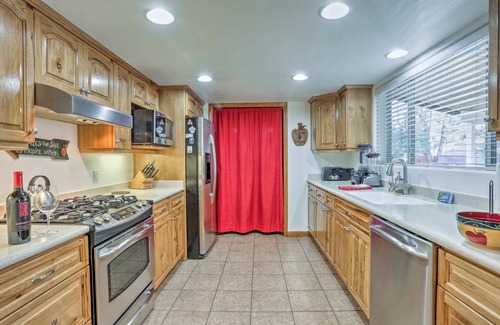 Pinetop-Lakeside Casa | Lakeside Home w / Sala de juegos, patio, terraza y chimenea!