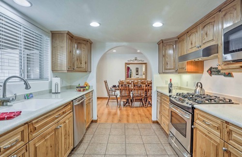 Pinetop-Lakeside Casa | Lakeside Home w / Sala de juegos, patio, terraza y chimenea!