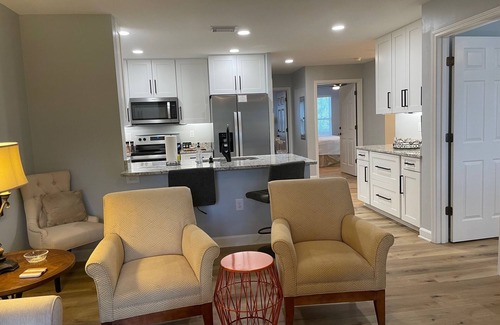 Seneca Condominio | GAMEDAY GETAWAY! Marvelous 4-bedroom condo in Seneca with AC, fitness room, WiFi