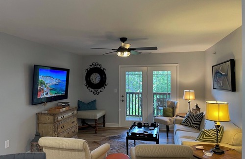 Seneca Condominio | GAMEDAY GETAWAY! Marvelous 4-bedroom condo in Seneca with AC, fitness room, WiFi