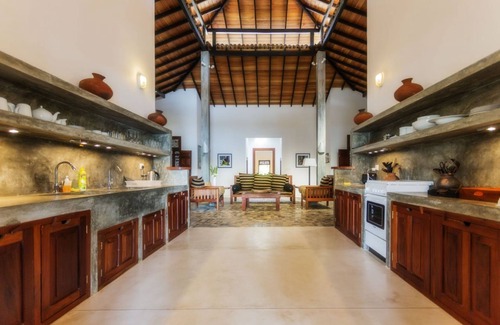 Hikkaduwa Casa | Gangananda: impresionante villa junto al lago con una gran piscina cerca del mar