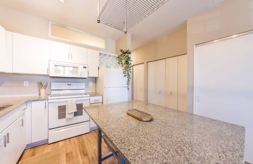 DeBaliviere Place Apartamento | Garage Parking Relaxing condo near Forrest Park