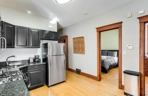 Logan Square Apartamento | Garage Parking - Vintage Charm - and a Fabulous Location! Easily Enjoy the Best of Chicago! by AllSet Turnover