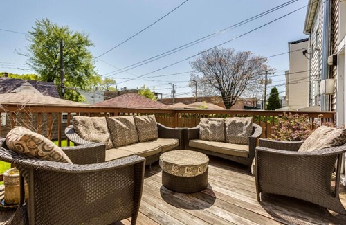 Logan Square Apartamento | Garage Parking - Vintage Charm - and a Fabulous Location! Easily Enjoy the Best of Chicago! by AllSet Turnover